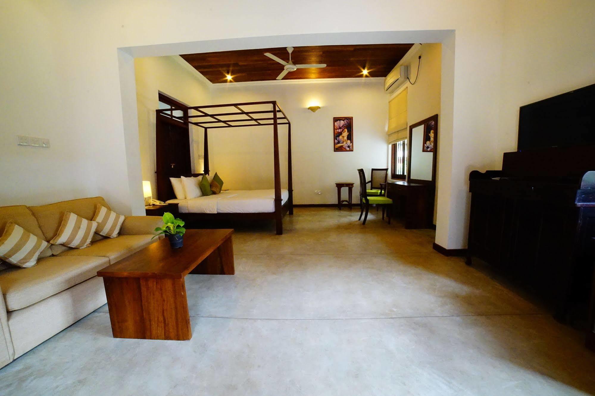 Lespri Grand Negombo Exterior foto